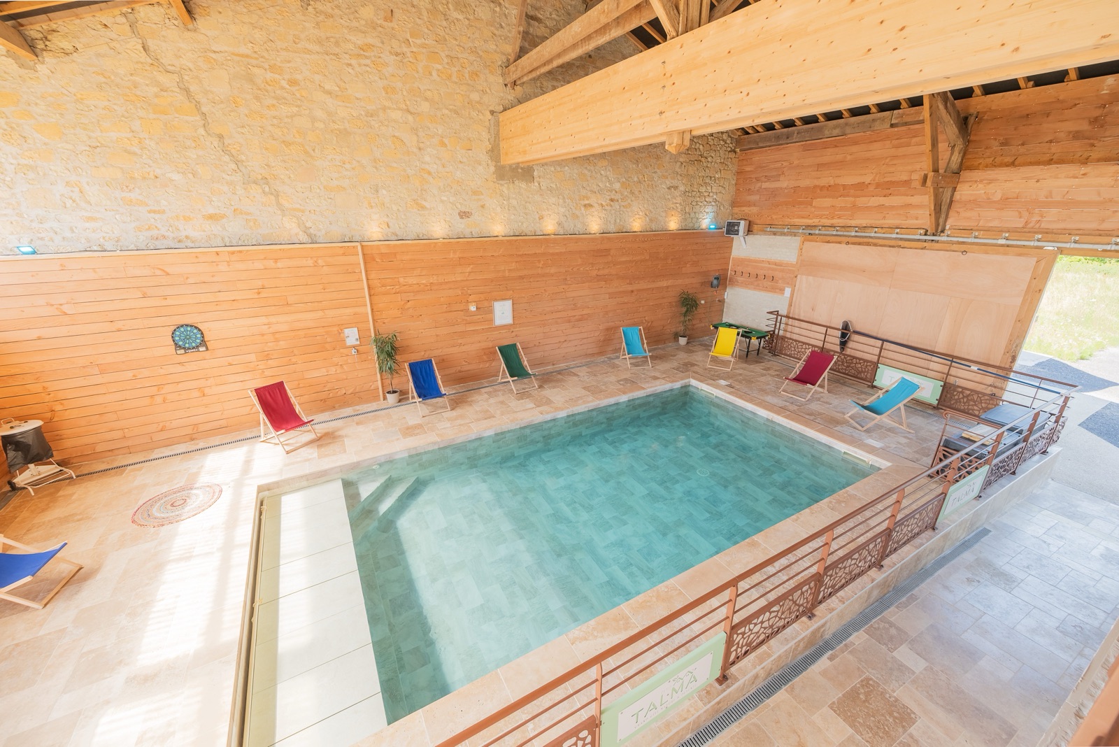 La piscine sous la charpente